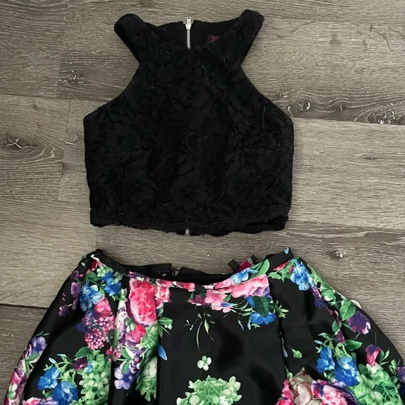 Size 1 Black Floral Two-Piece Prom Dress - Picture 6 of 9